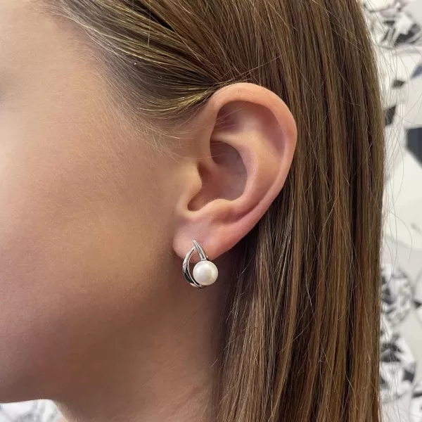 Strieborné náušnice visiace s riečnou perlou bielej 21100.1B