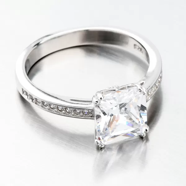 Strieborný prsteň so zirkónmi