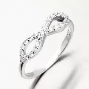 Strieborný prsteň so zirkónmi