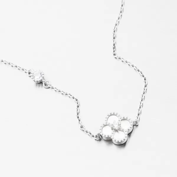 Strieborný dámsky náramok s perleťovým štvorlístkom PKL-4016