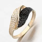 Zlatý prsteň s čiernymi a bielymi zirkónmi 11R-356