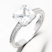 Strieborný prsteň so zirkónmi