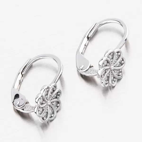 Náušnice vyrobené z bieleho zlata s kvetinou 42-32024